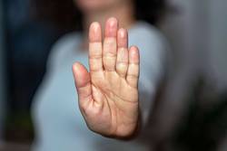 Quelle: Medio TV / Christian Schauderna / fundus-medien.de, Fundus, redaktionell frei verwendbar, 7575 Eine Frau streckt ihre Handfläche aus und in die Kamera. Der Fokus liegt auf der Handfläche, der Rest ist verschwommen.